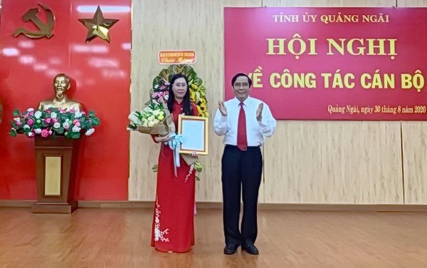 Ông Nguyễn Thanh Bình, Phó Trưởng Ban Thường trực Ban Tổ chức Trung ương trao Quyết định của Bộ Chính trị chuẩn y bà Bùi Thị Quỳnh Vân giữ chức Bí thư Tỉnh ủy Quảng Ngãi. nhiệm kỳ 2015-2020. Ảnh PTQ.