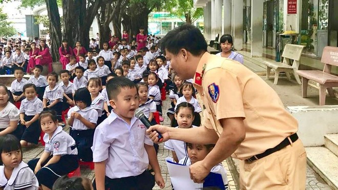 100% học sinh, sinh viên các bậc học sẽ được giáo dục pháp luật về an toàn giao thông (ảnh minh họa).