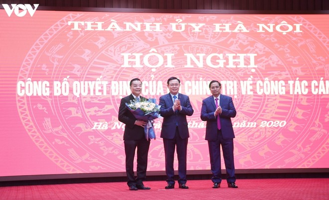 Bí thư Thành ủy Hà Nội Vương Đình Huệ và Phó Ban Tổ chức Trung ương Nguyễn Thanh Bình chúc mừng tân Phó Bí thư Thành ủy Hà Nội - Chu Ngọc Anh. (Ảnh: Trọng Phú).