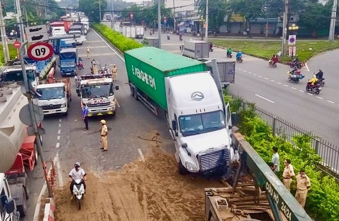 Hiện trường vụ tai nạn 2 xe container khiến 1 biển báo giao thông và 1 thanh giá long môn bị tông sập.