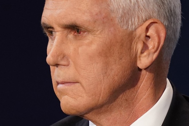 Ảnh cận cảnh mắt trái của Phó Tổng thống Mỹ Mike Pence.