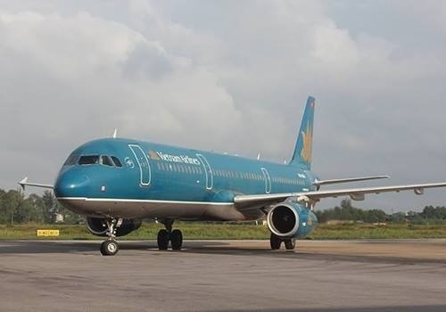 Máy bay Vietnam Airlines tại sân bay Vinh. 