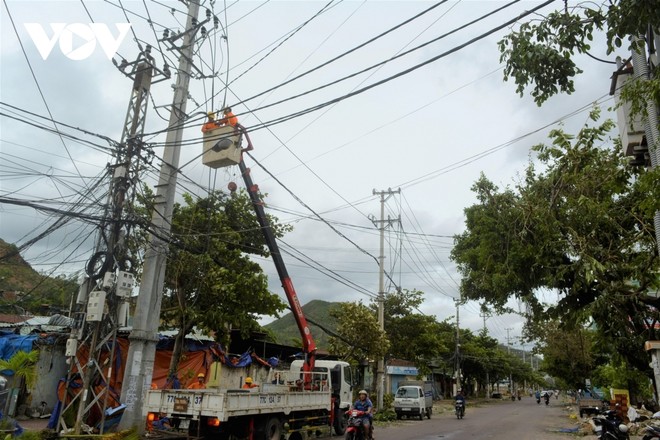 Công nhân ngành điện khắc phục sự cố sau bão.