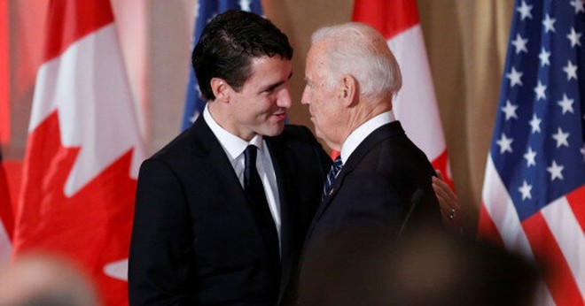 Ông Justin Trudeau (trái) và ông Joe Biden. Ảnh: Reuters.