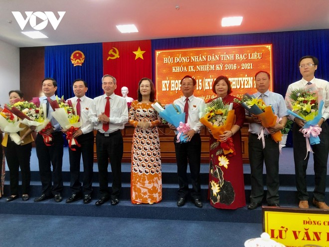 Ông Lữ Văn Hùng- Ủy viên Trung ương Đảng- Bí thư Tỉnh ủy Bạc Liêu và bà Lê Thị Ái Nam- Phó Bí thư Thường trực Tỉnh ủy, Chủ tịch HĐND tỉnh Bạc Liêu tặng hoa chúc mừng ông Phạm Văn Thiều ( thứ tư từ phải sang)- tân Chủ tịch UBND tỉnh Bạc Liêu và các thành viên khác vừa được bầu vào HĐND và UBND tỉnh.