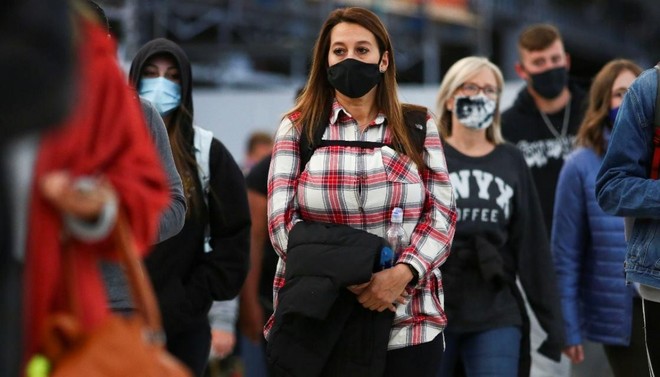 Du khách đeo khẩu trang phòng Covid-19 tại sân bay Denver, bang Colorado (Mỹ). Ảnh: Reuters.