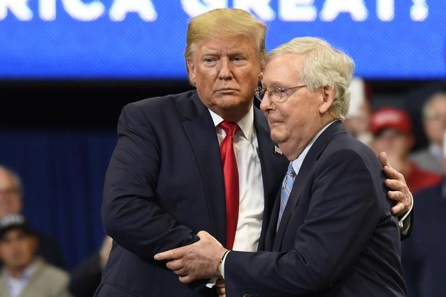 Tổng thống Mỹ Donald Trump và lãnh đạo Cộng hòa tại Thượng viện Mitch McConnell (Ảnh: AFP).