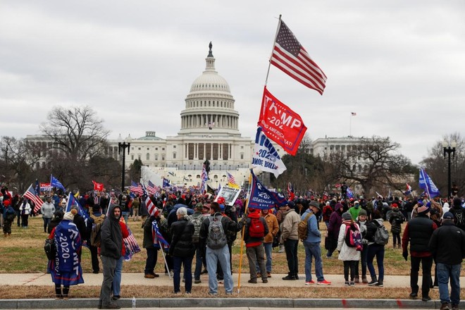 Người biểu tình ủng hộ ông Trump bên ngoài tòa nhà Quốc hội Mỹ. Ảnh: Reuters.