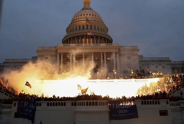 Những người ủng hộ Tổng thống Trump xông vào tòa nhà Quốc hội Mỹ ở Đồi Capitol. (Ảnh: Reuters).