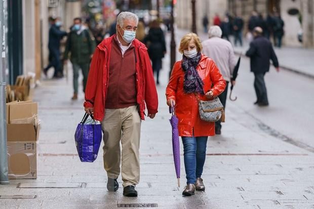 Người dân đeo khẩu trang phòng dịch COVID-19 tại Burgos, Tây Ban Nha ngày 21/10/2020. (Ảnh: AFP/TTXVN).