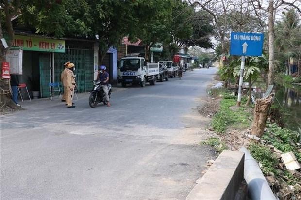 Giám sát đường vào xã Hoa Động, huyện Thủy Nguyên, Hải Phòng, nơi bệnh nhân COVID-19 sinh sống. (Ảnh: Hoàng Ngọc/TTXVN).