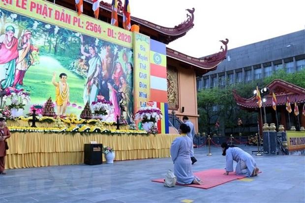 Phật tử tham gia sinh hoạt Phật sự hoặc đến chùa lễ Phật phải rửa tay bằng dung dịch sát khuẩn, đo thân nhiệt, nghiêm túc đeo khẩu trang... (Ảnh minh họa: Xuân Khu/TTXVN).