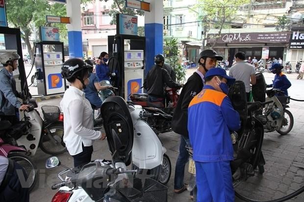 Nhân viên Petrolimex đang bán xăng cho khách hàng. (Ảnh: Đức Duy/Vietnam+).