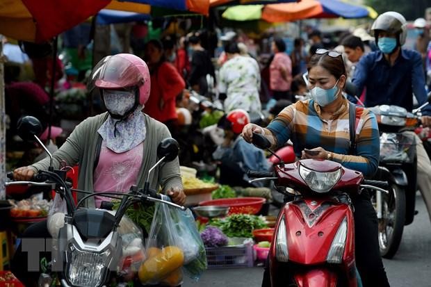 Người dân đeo khẩu trang tại Phnom Penh, Campuchia. (Ảnh: AFP/ TTXVN).