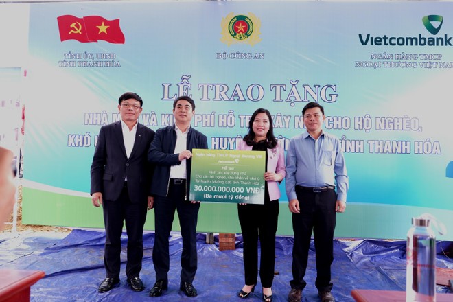 Thay mặt Vietcombank, đồng chí Nghiêm Xuân Thành - Ủy viên BCH Trung ương Đảng, Bí thư Đảng ủy, Chủ tịch HĐQT (thứ 2 từ trái sang) và đồng chí Đào Minh Tuấn – Chủ tịch Công đoàn, Phó Tổng Giám đốc trao 30 tỷ đồng cho đại diện Ủy ban MTTQ tỉnh Thanh Hóa để xây dựng 600 căn nhà cho hộ nghèo khó khăn về nhà ở trên địa bàn huyện Mường Lát.