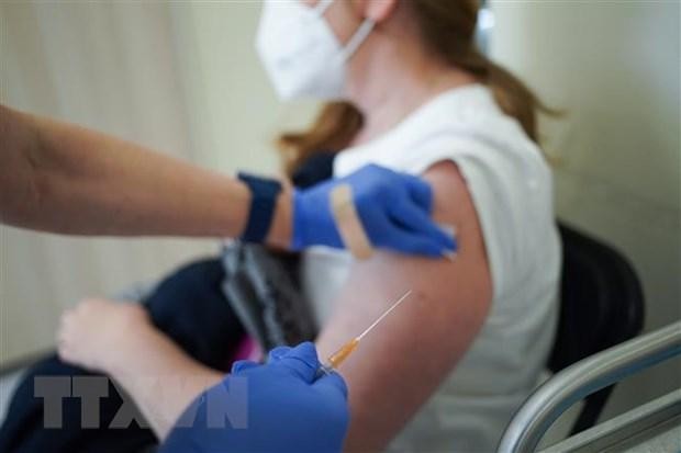 Nhân viên y tế tiêm vaccine phòng COVID-19 cho người dân tại Warsaw, Ba Lan, ngày 20/3/2021. (Ảnh: PAP/ TTXVN).