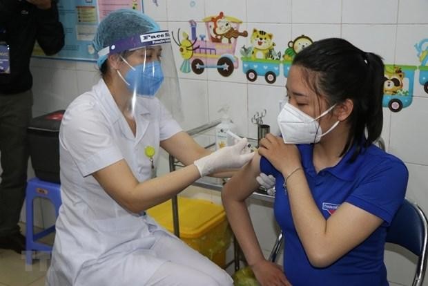 Tiêm vaccine phòng COVID-19 tại Hải Dương. (Ảnh: Mạnh Minh/TTXVN).