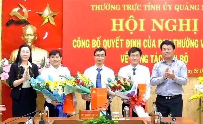 Trao quyết định luân chuyển, bổ nhiệm các cán bộ.