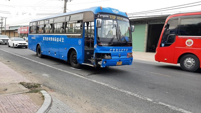 Xe đưa đón công nhân có liên quan đến vụ tai nạn (màu xanh).