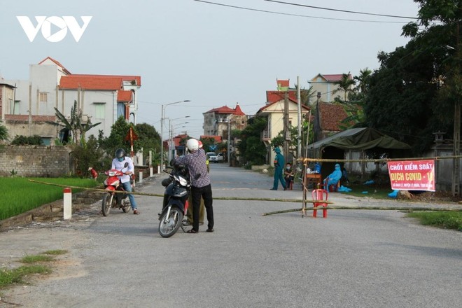 Thành lập chốt kiểm dịch COVID-19 ở thôn Quan Nhân. (Ảnh: CTV Giang Nam).