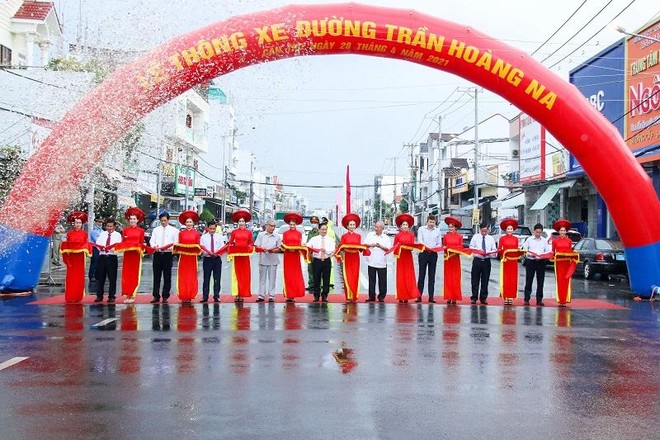 Đại biểu thực hiện nghi thức cắt băng thông xe đường Trần Hoàng Na. Ảnh: Thành Thật.