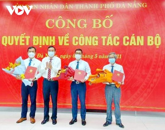 Ông Lê Trung Chinh, Chủ tịch UBND TP Đà Nẵng trao Quyết định bổ nhiệm Giám đốc và 2 Phó Giám đốc Sở Xây dựng.