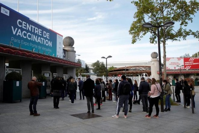 Người dân xếp hàng chờ tiêm vaccine ở Paris. Ảnh: Le Monde.