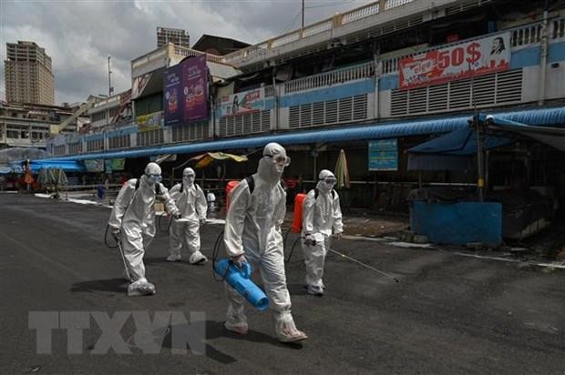 Phun thuốc khử trùng nhằm ngăn chặn sự lây lan của COVID-19 tại Phnom Penh, Campuchia. (Nguồn: AFP/TTXVN).