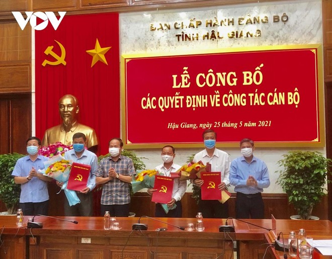 Lãnh đạo tỉnh Hậu Giang trao quyết định và tặng hoa cho các cán bộ.