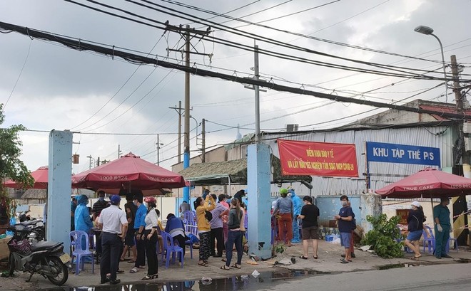 Lấy mẫu xét nghiệm tại hẻm 178/18 đường Bình Quới (P.28, Q.Bình Thạnh, TP.HCM) do có ca nghi nhiễm Covid-19 liên quan đến hội viên sinh hoạt tại Hội thánh truyền giáo Phục Hưng.