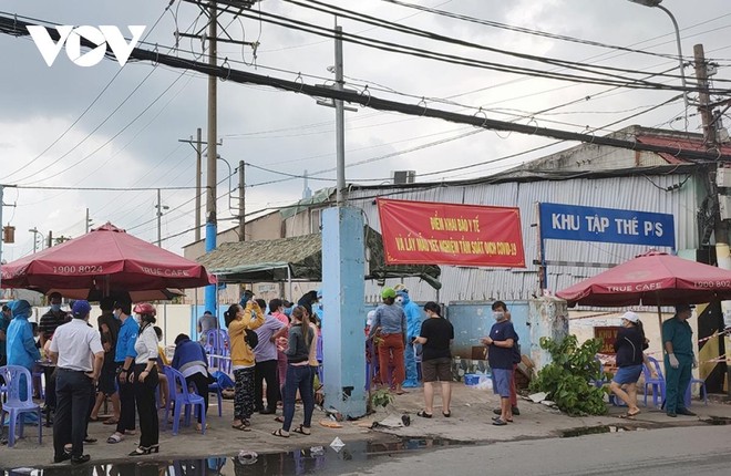 Lấy mẫu xét nghiệm tại quận Bình Thạnh, TP HCM. Ảnh: Hà Khánh.