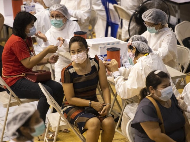 Các nước tìm nhiều cách để khuyến khích người dân tiêm vaccine ngừa Covid-19. Ảnh: Getty.