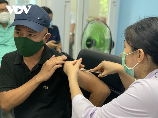 TP.HCM tiếp tục tiêm vaccine xin Covid-19 cho 10 đối tượng.