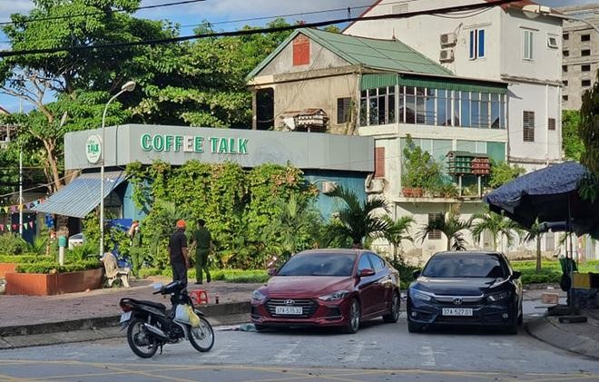 Lực lượng công an chốt chặn tại các điểm thực hiện phong tỏa, cách ly y tế thuộc địa bàn phường Hà Huy Tập (Ảnh: K. Thanh).