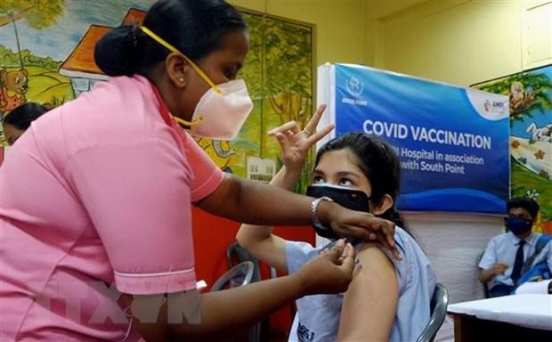 Nhân viên y tế tiêm vaccine ngừa COVID-19 cho người dân tại Kolkata, Ấn Độ. (Ảnh: THX/TTXVN).