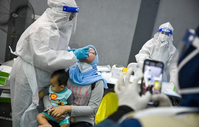 Một điểm xét nghiệm COVID-19 tại Shah Alam, ngoại ô Kuala Lumpur, Malaysia. (Ảnh: AFP/TTXVN).