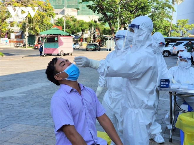 Lấy mẫy test nhanh Covid-19 cho người dân tại thành phố Tuy Hòa, tỉnh Phú Yên.