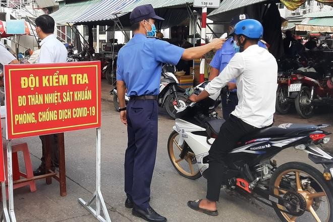 Kiểm tra, đo thân nhiệt người dân để phòng, chống dịch Covid-19 trên địa bàn tỉnh Sóc Trăng.