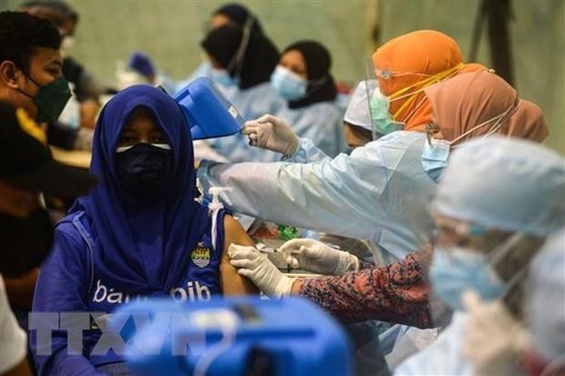 Người dân tiêm vaccine ngừa COVID-19 tại Malaysia. (Ảnh: THX/TTXVN).