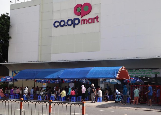 Người dân xếp hàng chờ đến lượt vào siêu thị Co.op Mart Phan Văn Trị, quận Gò Vấp (Ảnh: Hồng Phúc).