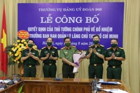 Thủ trưởng Bộ Tư lệnh Bảo vệ Lăng chúc mừng Đại tá Đỗ Xuân Tiệp.