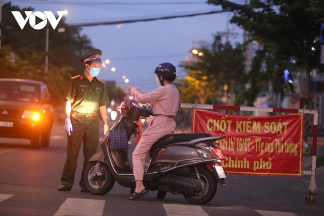 TP.HCM yêu cầu người dân tiếp tục hạn chế tối đa ra đường sau 18 giờ, trừ trường hợp đi tiêm vắc xin, cấp cứu, lực lượng làm công tác phòng chống dịch,...