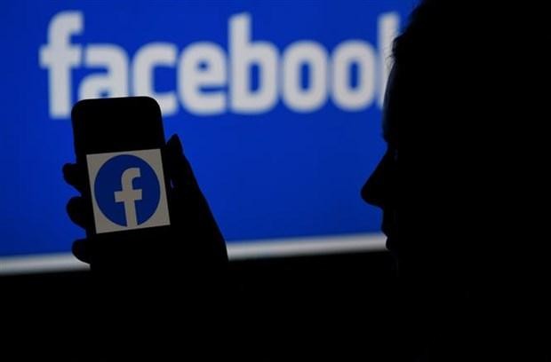 Biểu tượng Facebook trên màn hình smartphone. (Ảnh: AFP/TTXVN).