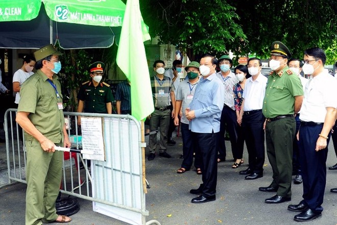 Bí thư Thành ủy Đinh Tiến Dũng, Chủ tịch UBND TP Chu Ngọc Anh kiểm tra công tác phòng, chống dịch Covid-19 tại đường Xuân Tảo (quận Bắc Từ Liêm).