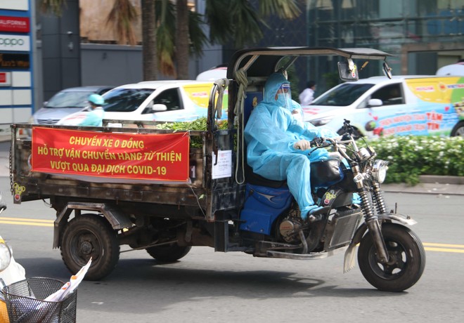 Những người âm thầm góp sức mong TP.HCM sớm bình thường trở lại