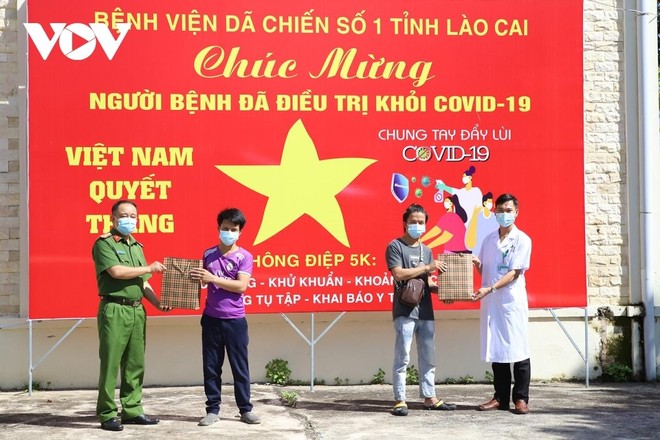 Chúc mừng 2 bệnh nhân mắc COVID-19 cuối cùng của Lào Cai được ra viện.