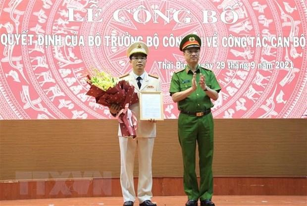 Trung tướng Nguyễn Duy Ngọc, Thứ trưởng Bộ Công an, trao Quyết định bổ nhiệm Thượng tá Trần Văn Phúc giữ chức vụ Giám đốc Công an tỉnh Thái Bình. (Ảnh: TTXVN phát).