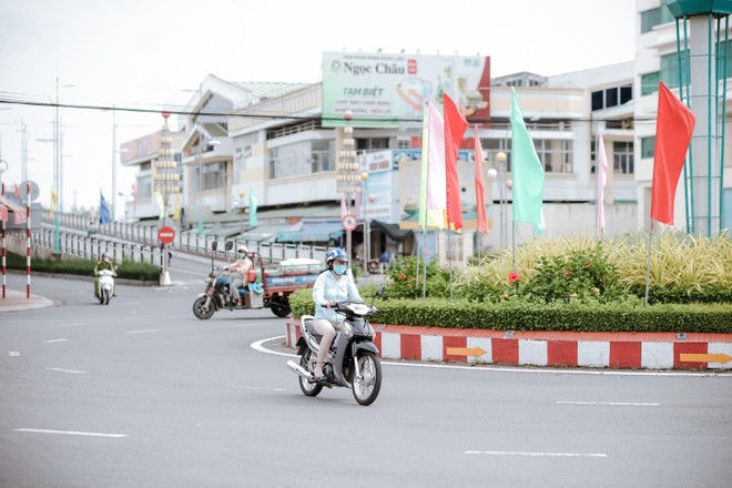 Người dân nội tỉnh Bến Tre đi lại bình thường.