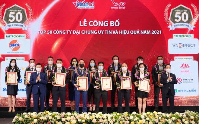 Đại diện Vietcombank (thứ 4 từ phải sang, hàng sau) và các đơn vị trong Top 50 công ty đại chúng uy tín và hiệu quả năm 2021 nhận vinh danh từ Ban tổ chức chương trình.