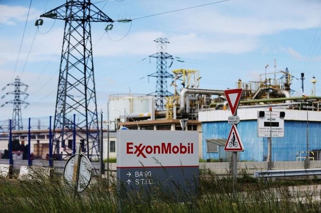 Cả ExxonMobil và Chevron đều từ chối cam kết giảm sản lượng dầu mỏ. Ảnh: AFP.